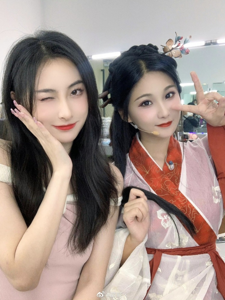 解说鼓鼓晒照加班仙子携嫦娥仙子戚蓝尹一同祝大家中秋快乐