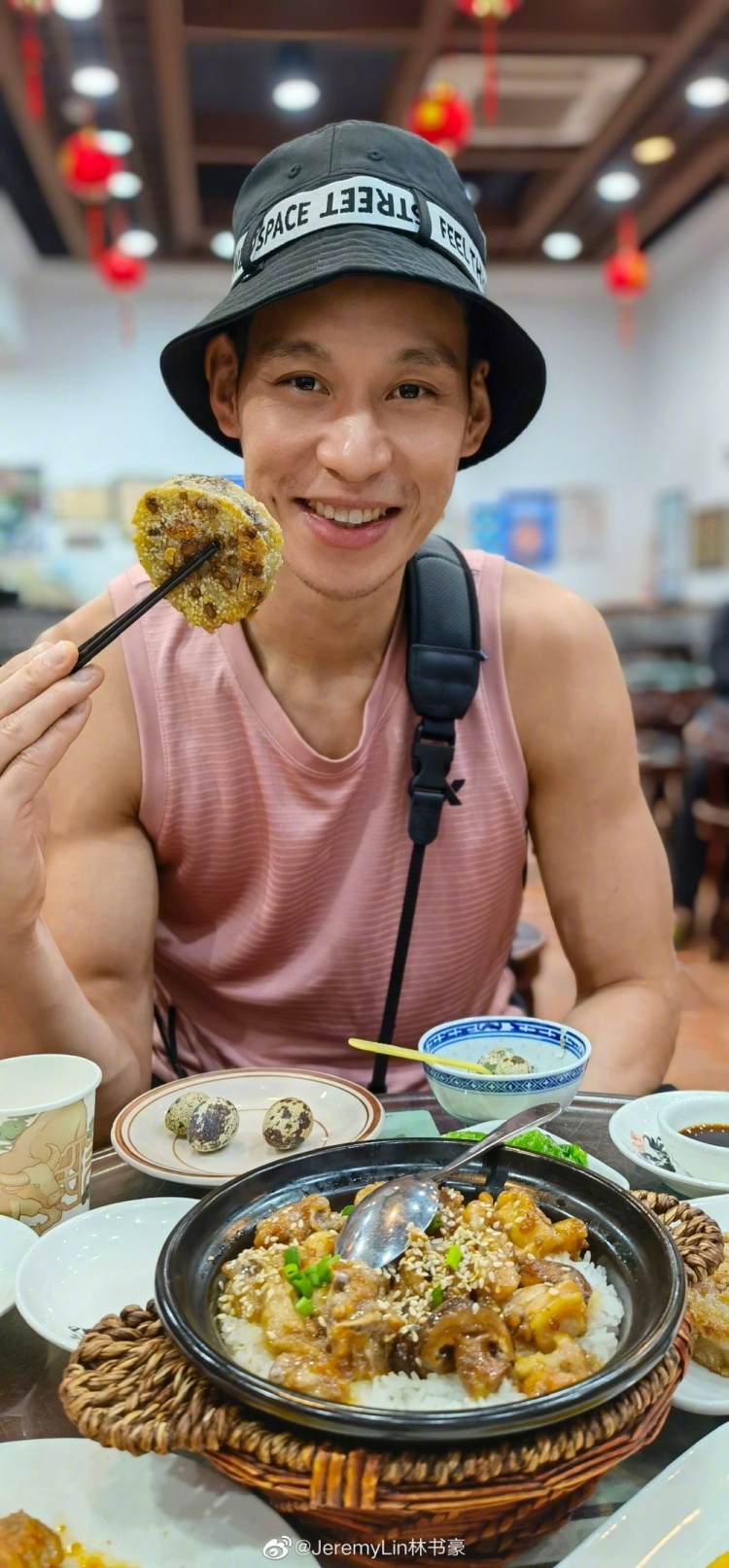 林书豪晒出多张日常休闲的生活照,用筷子夹美食的姿势非常标准.