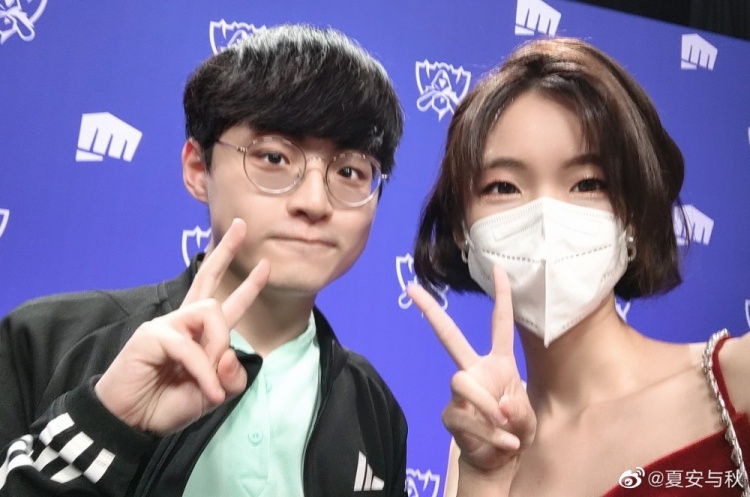 主持夏安晒与Showmaker合照:今日自拍?-直播吧