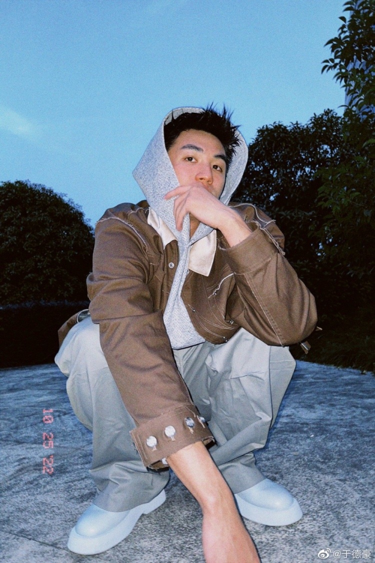 这颜值打几分于德豪发博晒出一组个人帅照