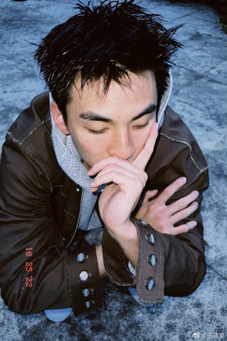这颜值打几分于德豪发博晒出一组个人帅照