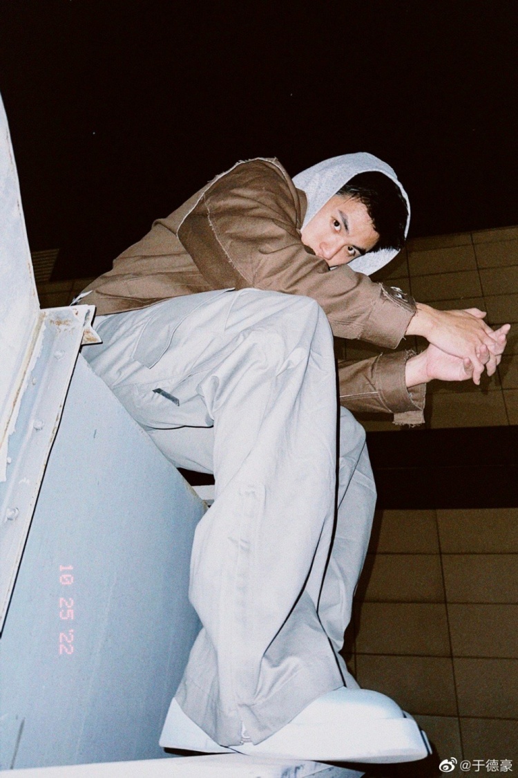 这颜值打几分于德豪发博晒出一组个人帅照