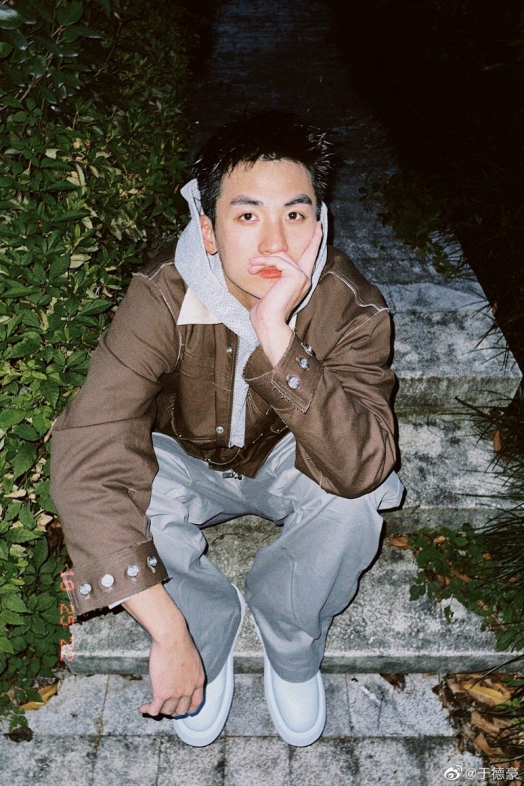 这颜值打几分于德豪发博晒出一组个人帅照