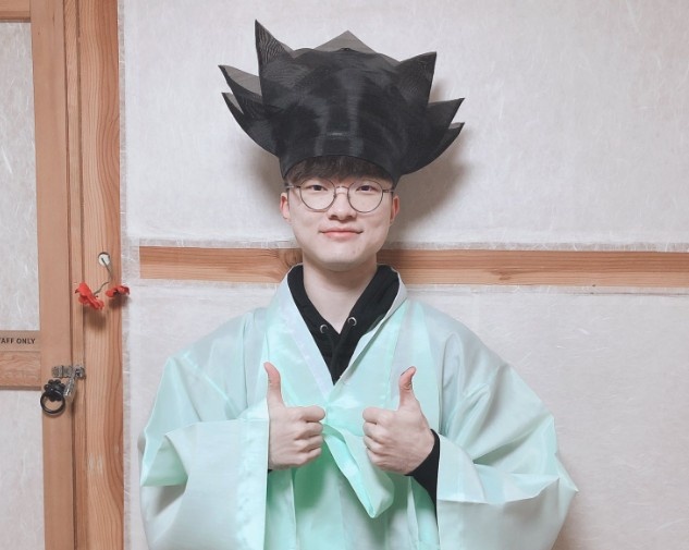 Oner：相赫哥在我房间哥你续约了吗Faker：现在说的话不行啊