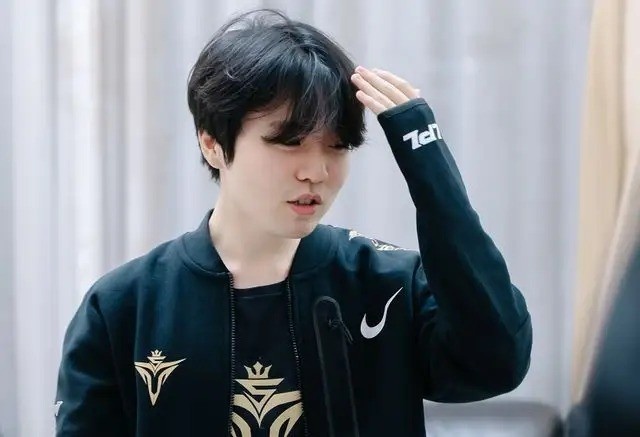 Rookie：英雄联盟皮肤有点花里胡哨，根本看不出这是个什么英雄