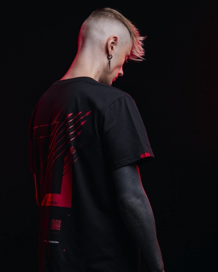 rekkles分享最新写真帅气红黑