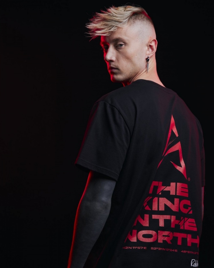 rekkles分享最新写真帅气红黑