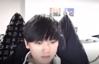 续约签字难Jackeylove直播表示：我是我们队最晚签字的