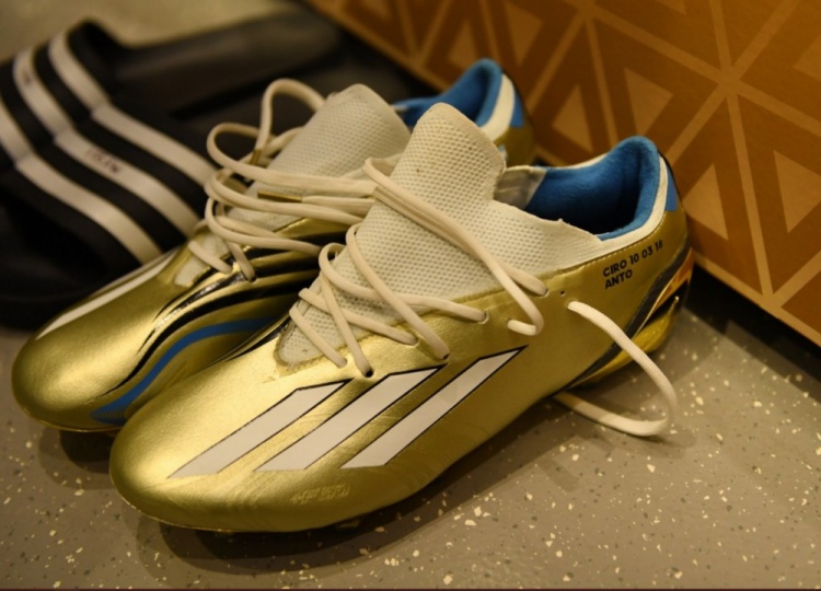 梅西决赛战靴:蓝金配色尽显王者风范,鞋身印有妻儿名字78