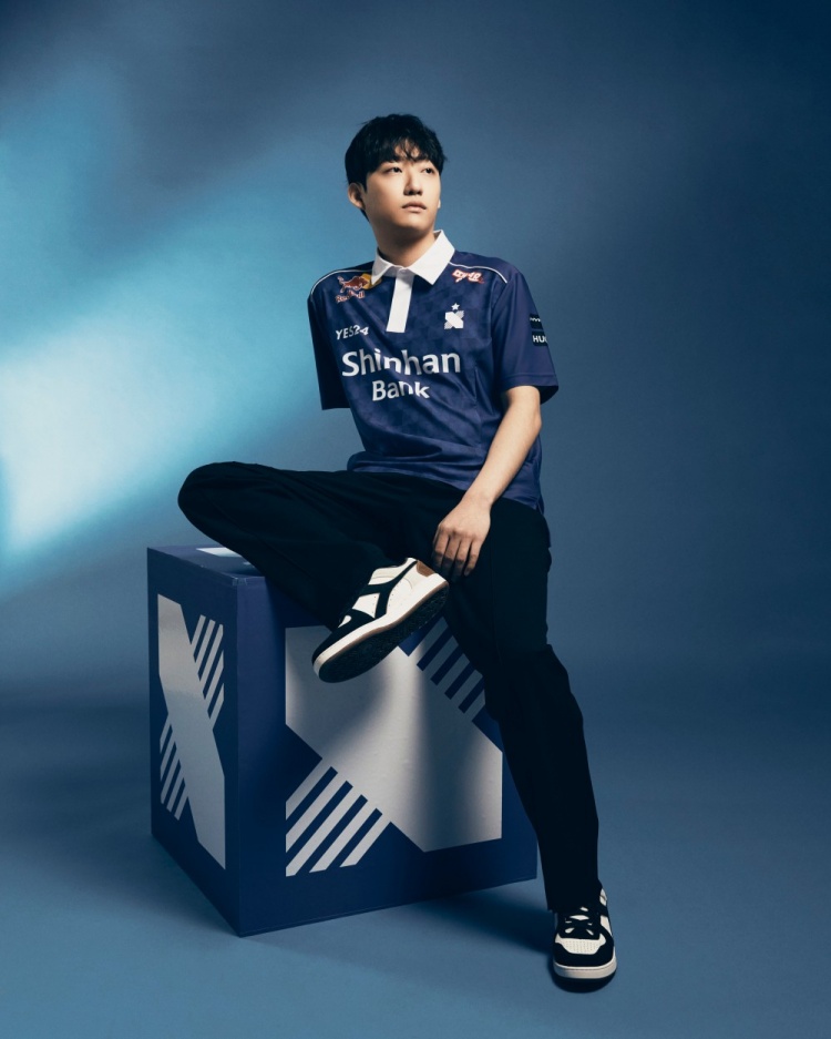 drx官方分享新赛季队服照白色领子polo衫