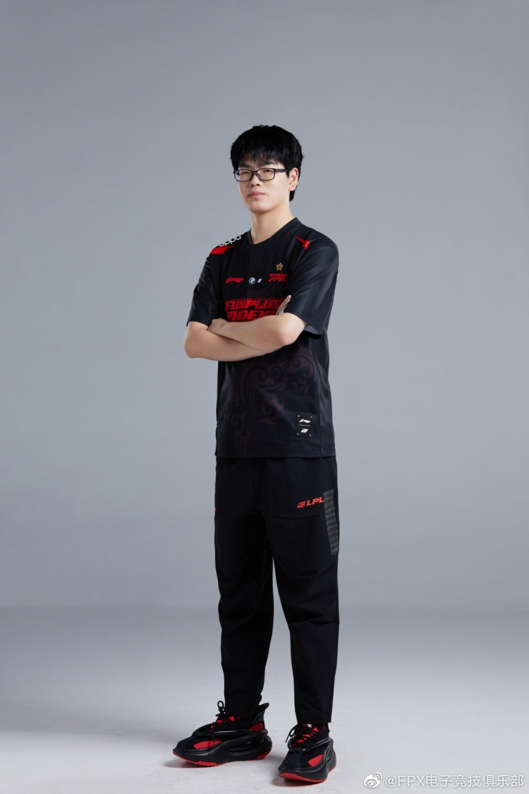 fpx发布定妆照第二弹短打在身的凤仔们真是格外帅气