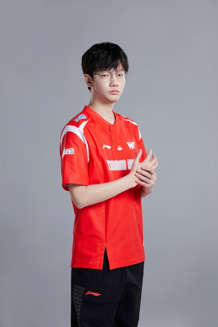 we官博分享新赛季队服定妆照大家是更喜欢外套版还是短袖版呢