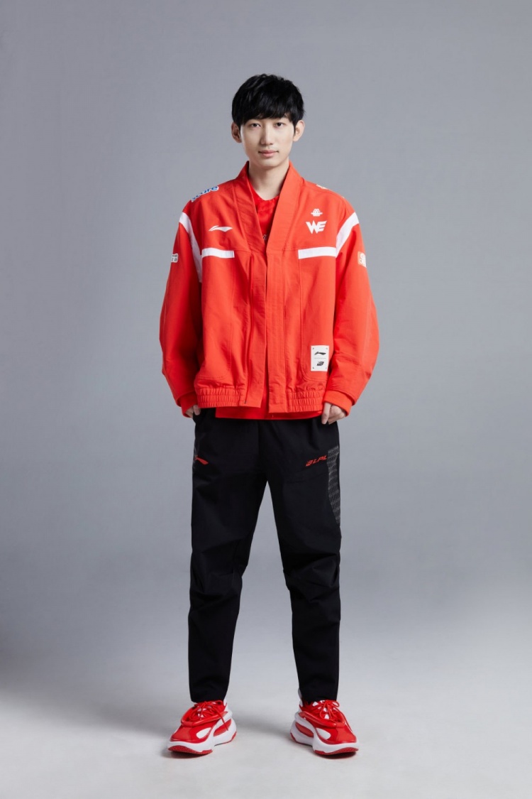 we官博分享新赛季队服定妆照大家是更喜欢外套版还是短袖版呢