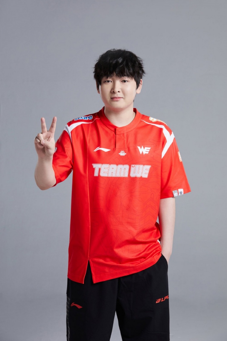 we官博分享新赛季队服定妆照大家是更喜欢外套版还是短袖版呢