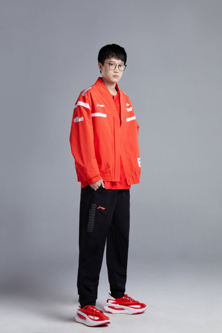 we官博分享新赛季队服定妆照大家是更喜欢外套版还是短袖版呢