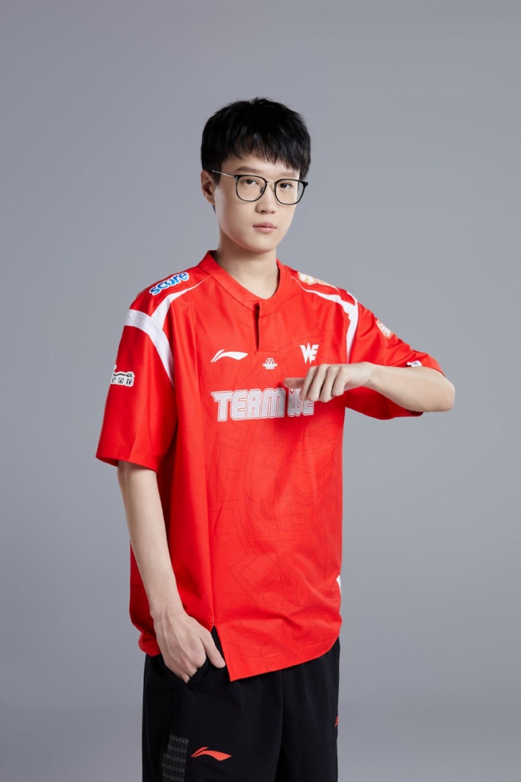 we官博分享新赛季队服定妆照大家是更喜欢外套版还是短袖版呢