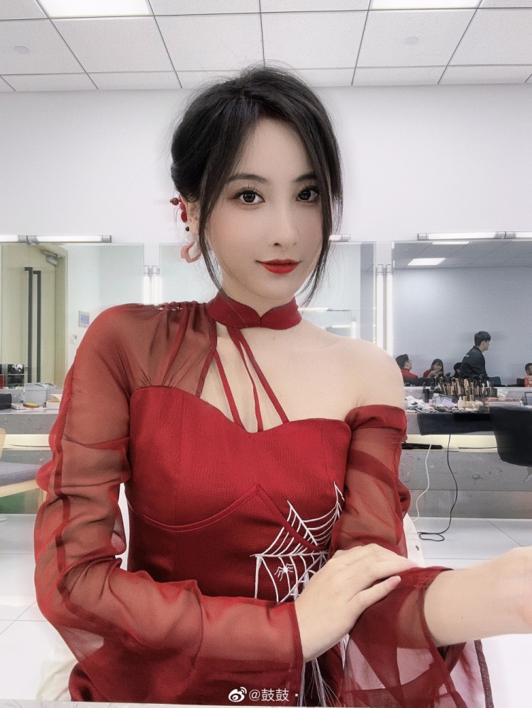 鼓鼓晒照苏州主场解说来也直接上两个旗袍皮肤