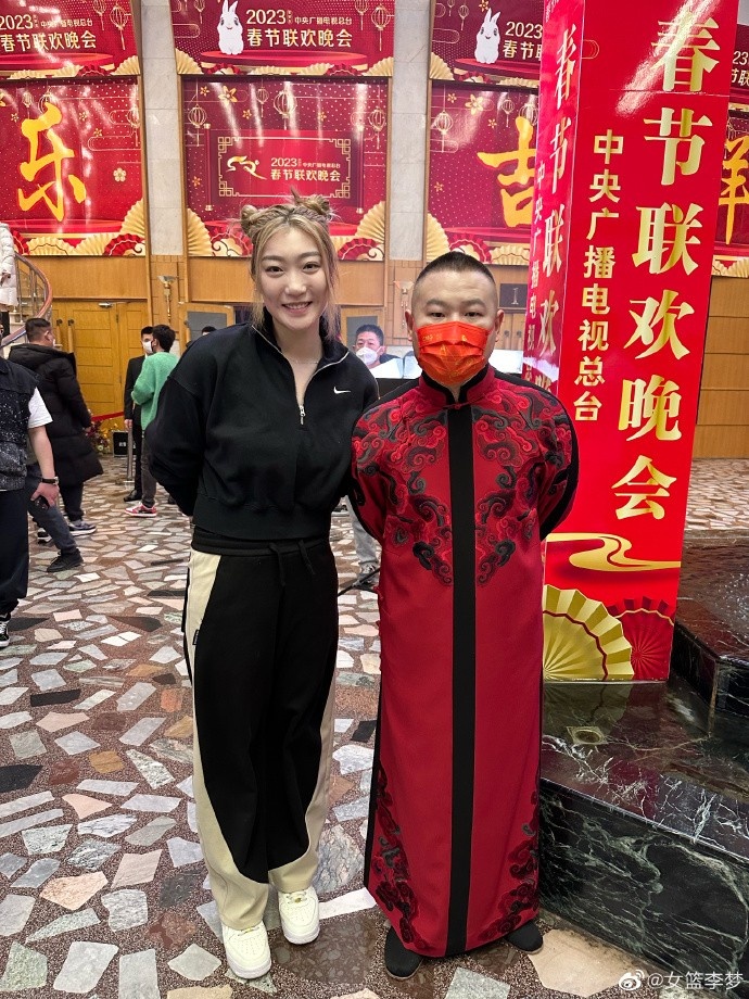 出席2023年央视春晚李梦王思雨晒多张与明星的合照