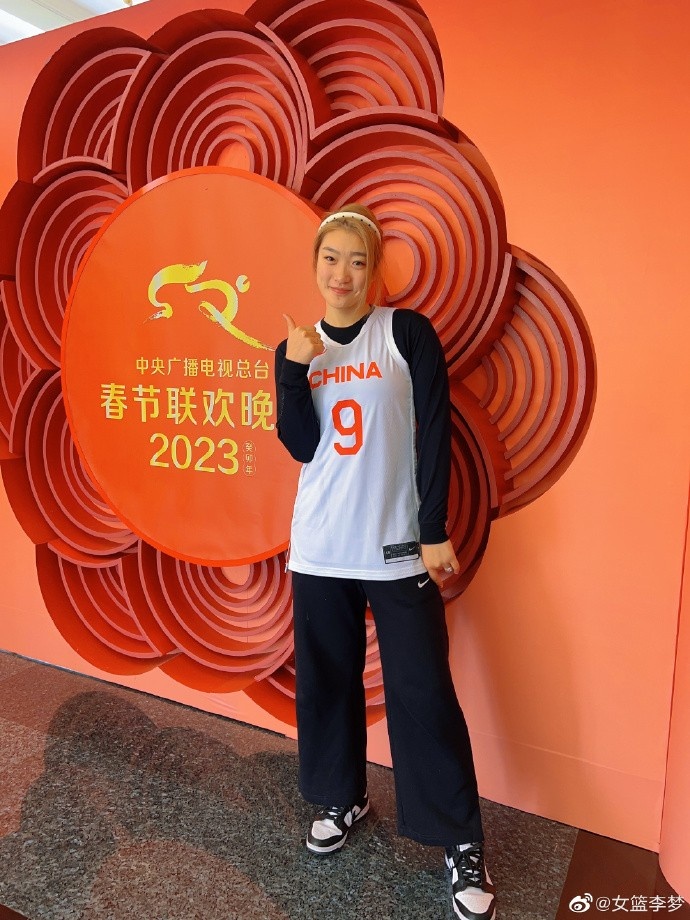 出席2023年央视春晚李梦王思雨晒多张与明星的合照