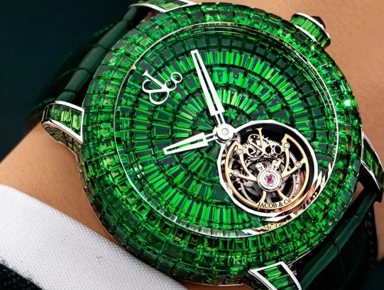 C罗获赠价值105万镑Jacob&Co手表，品牌创始人亲自为其佩戴
