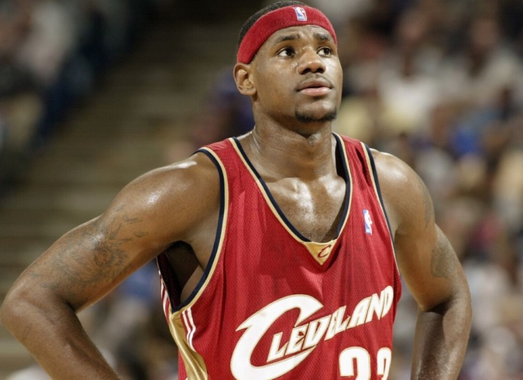 詹姆斯我今天戴了发带那代表我nba旅程开始的地方