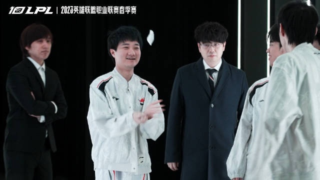 AL赛前花絮：用暖手宝表演“杂技”的SwordArt