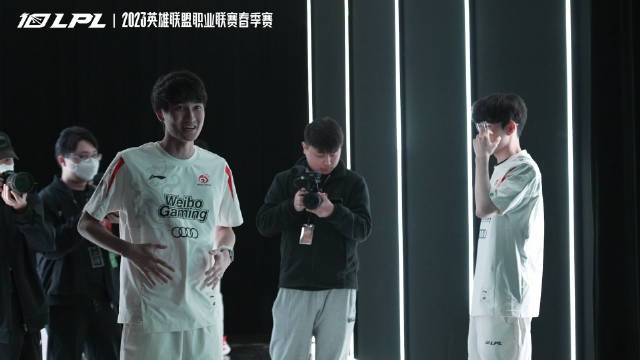 WBG赛前花絮：隔空喊话模仿369做动作的Karsa