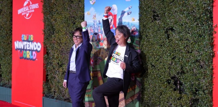 受访者：高桥伸也，任天堂企画制作本部EPD部长（左）；宫本茂，“马力欧之父”，任天堂代表董事研究员（右）。