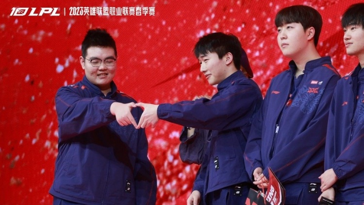 JDG赛后花絮:一起碰拳的中上,成为辅助猫爬架的369