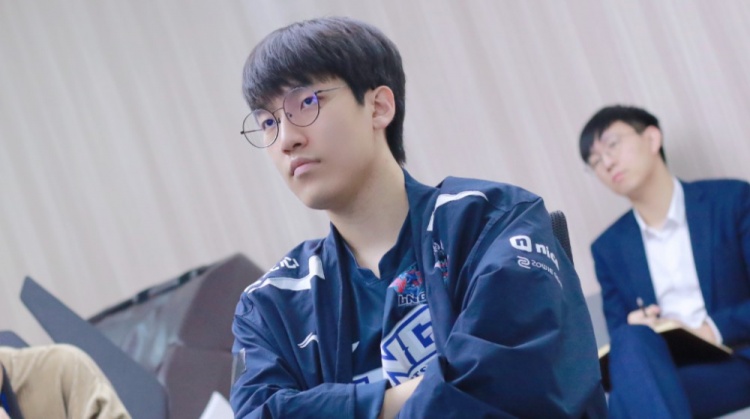 笑笑:Scout能拿那么多MVP要感谢大主播,他把塔赞调教的只帮中单