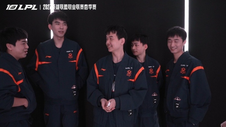 OMG电子竞技俱乐部赛前花絮在聊什么趣事的选手们