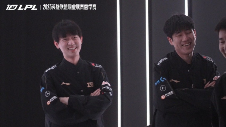 RNG赛前花絮:全图游走中的辅助