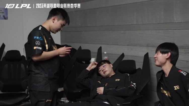 RNG赛后花絮：一位轻松转完魔方的上单失去了梦想