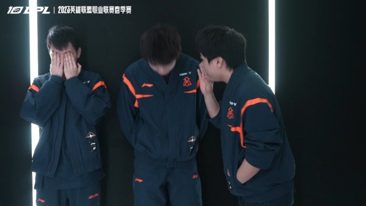 OMG电子竞技俱乐部赛前花絮：跟Aki讲悄悄话的shanji
