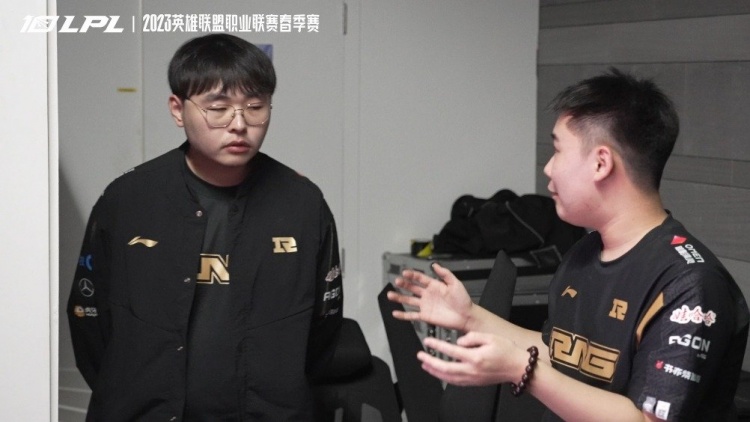 赢得比赛没放松！RNG赛后花絮：上野还在认真的研究比赛