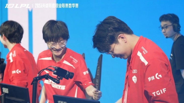 TES赛后花絮：碰拳的中野，跟Tian打闹的Wayward