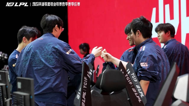 JDG赛后花絮：开心拥抱的knight和369，一起碰拳的队友们