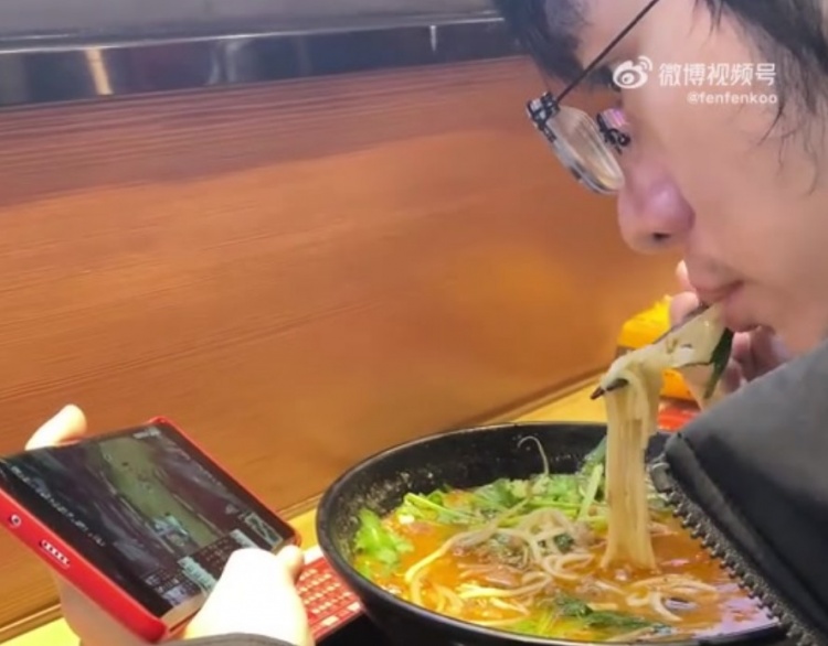 Fenfen分享圣枪哥吃饭不忘OB复健：加油，等你复出！
