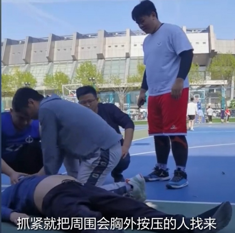 一男子球場心跳驟停萬幸旁邊是醫生，3人7分鐘接力搶回一條生命