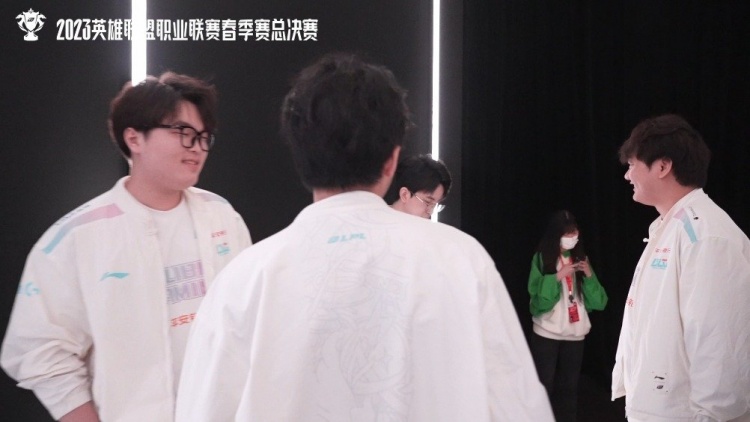 BLG发布会花絮：BinXunYagao三人后台探讨设计出场动作