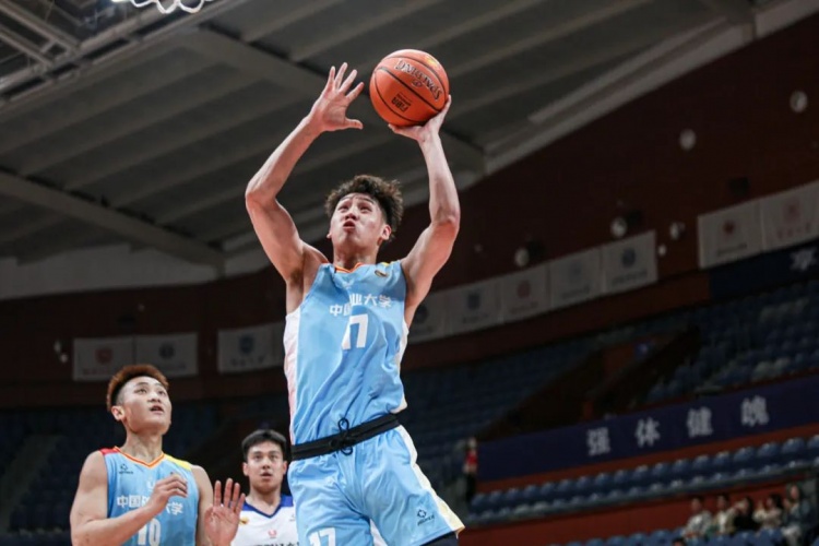 数据方面,中国矿大吕克古21芬篮板2抢断,邵宇轩16分9篮板2助攻,董子墨