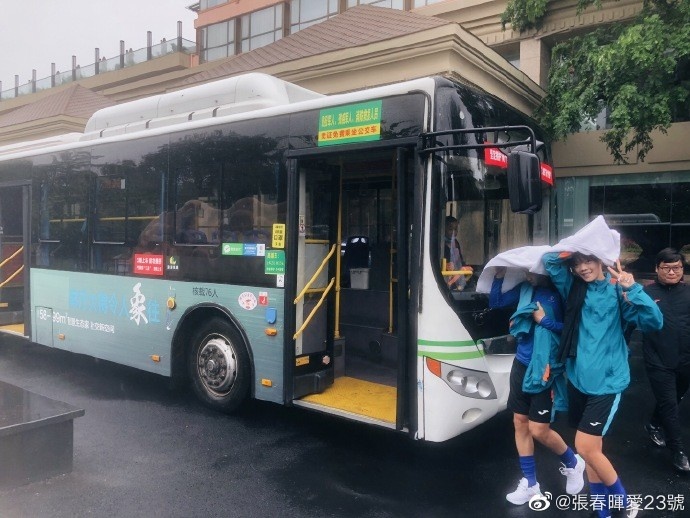 毕生难忘！广东女子足球客场挑战四川女子足球，全队乘坐公交车出行