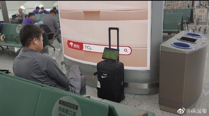 敬業！記者：機場候機時，于根偉研究下輪對手亞泰隊