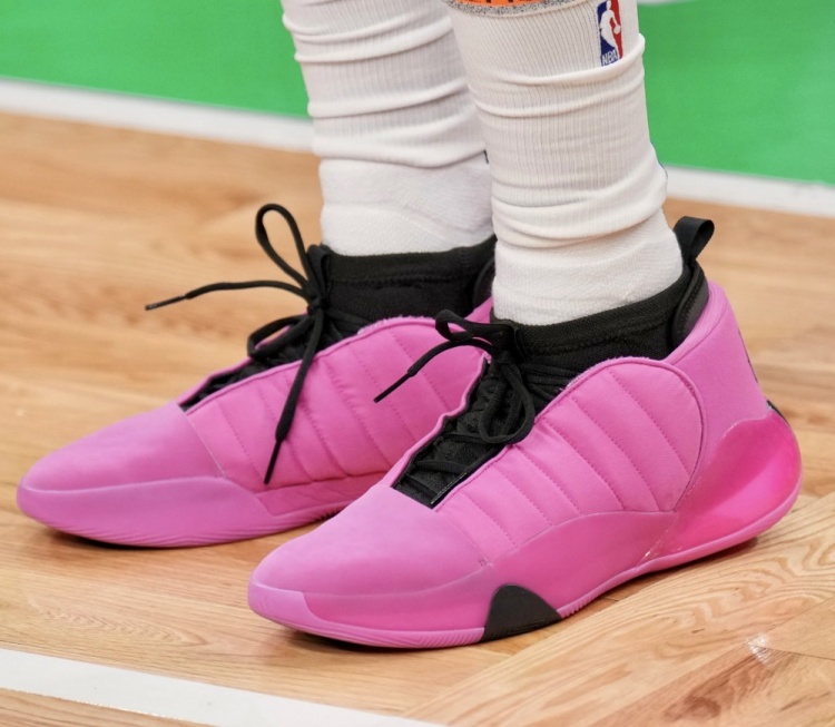 哈登上脚哈登7代清醒紫红战靴砍下45分后跟增添个人定制头像