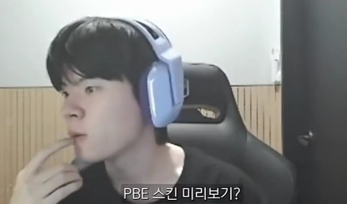 Deft直播看自己冠军皮肤:为什么英雄联盟里有我的皮肤