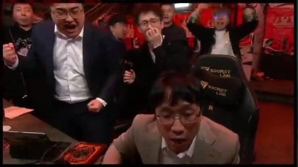 LoLEsports分享BLG教练室情况：Tabe激动欢呼双手抱头