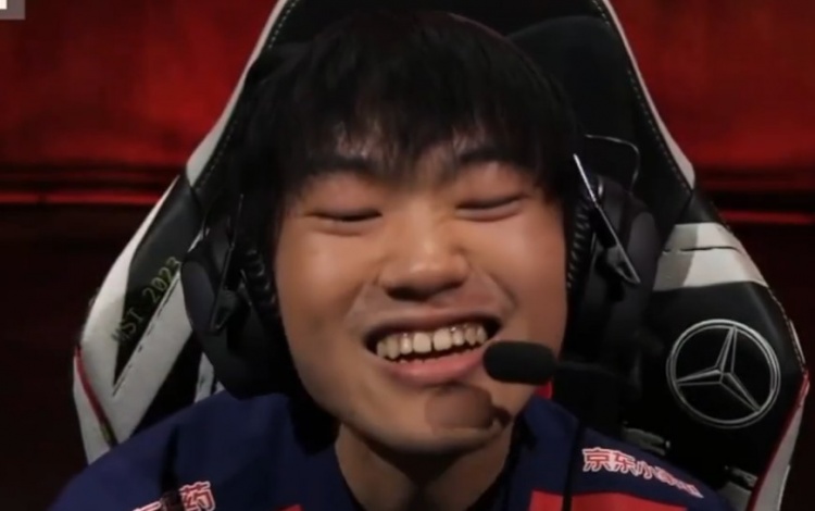 韩国解说看knight杰斯1v2：看他的表情应该是被自己的操作迷住了