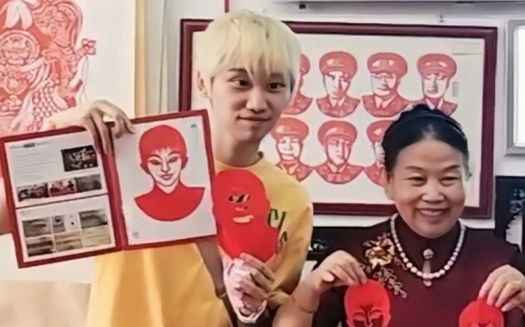 我心依然是华子心！Doinb体验学习中国传统民间手工艺术剪纸