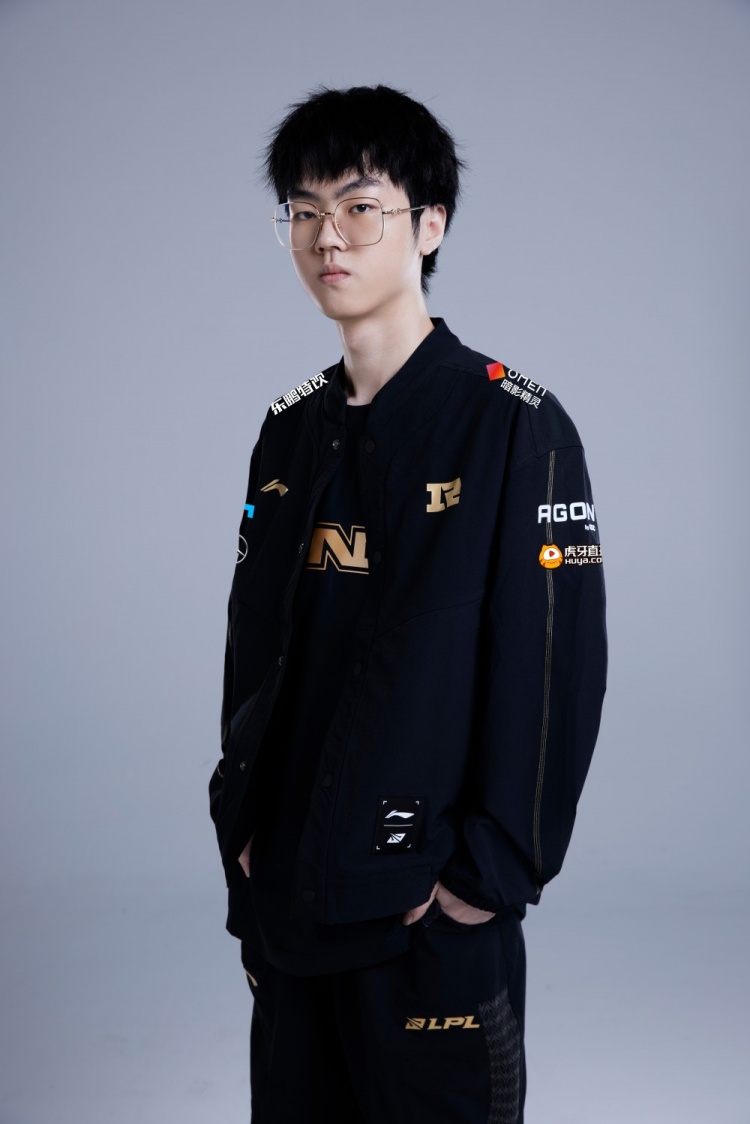 RNG发布夏季赛定妆照:用热血开启夏日风暴!-直播吧