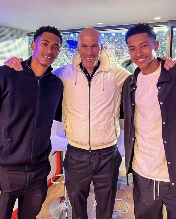 5660201566皇马官方晒贝林厄姆和齐达内昔日合影